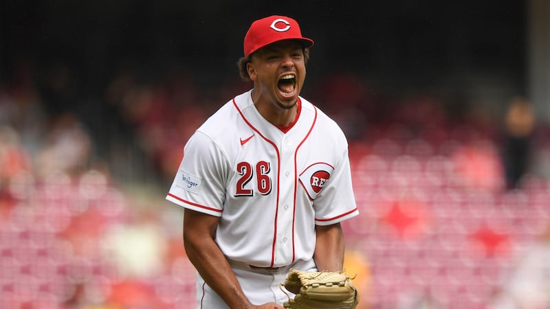 Burns wins 12th straight decision, Stewart hits 24th HR, as Reds beat Pirates