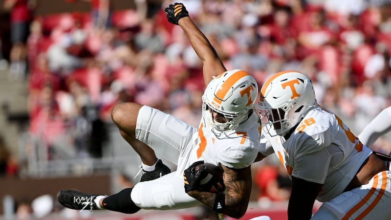 No. 15 Tennessee rallies in 4th quarter to beat Arkansas