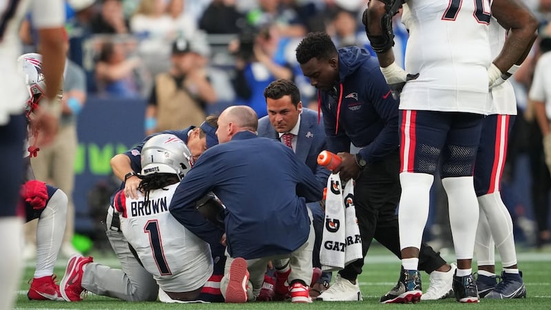 Brown leaves his Patriots debut with an ankle injury