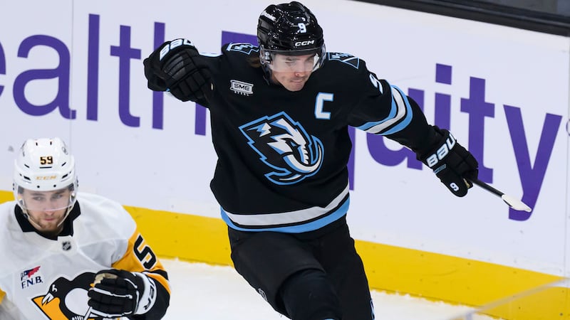 Mammoth hold off late charge from Penguins for win