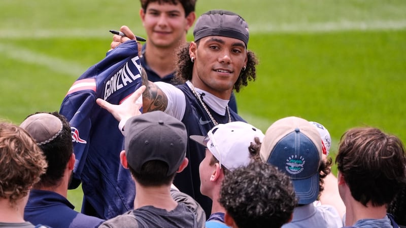 Gonzalez holding off on signing a record Patriots offer, keeping his reasons private