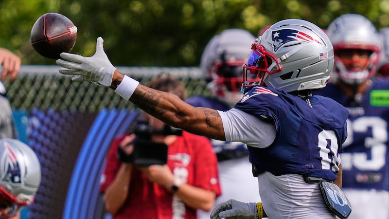 Gonzalez focused on season, but irked by talks with Patriots
