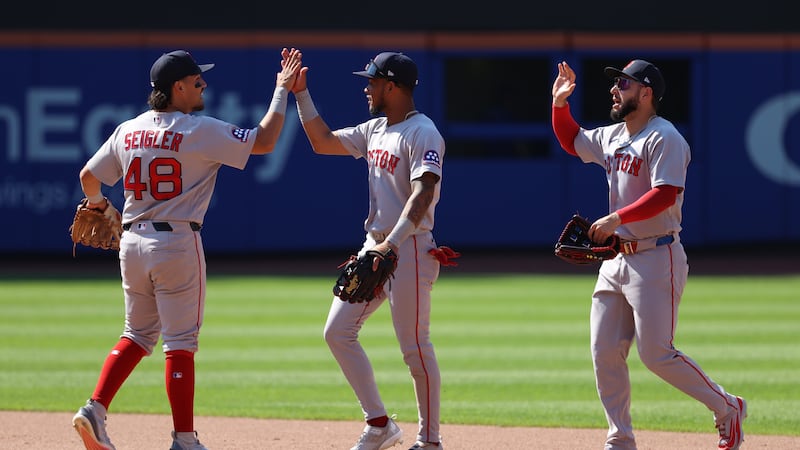 Lindor’s error leads Red Sox to ninth straight win with extra-innings comeback victory over Mets