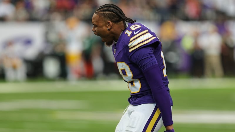 Vikings close with 29 straight points to beat rival Packers as Wentz replaces injured Murray