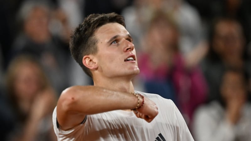 Mensik goes from cramps and wheelchair to spot in Roland-Garros semifinals