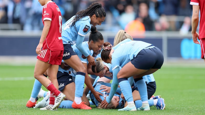 Late Knaak header moves Man City to brink of WSL title