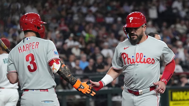 Harper reaches base five times as Phillies beat Diamondbacks for sixth straight win