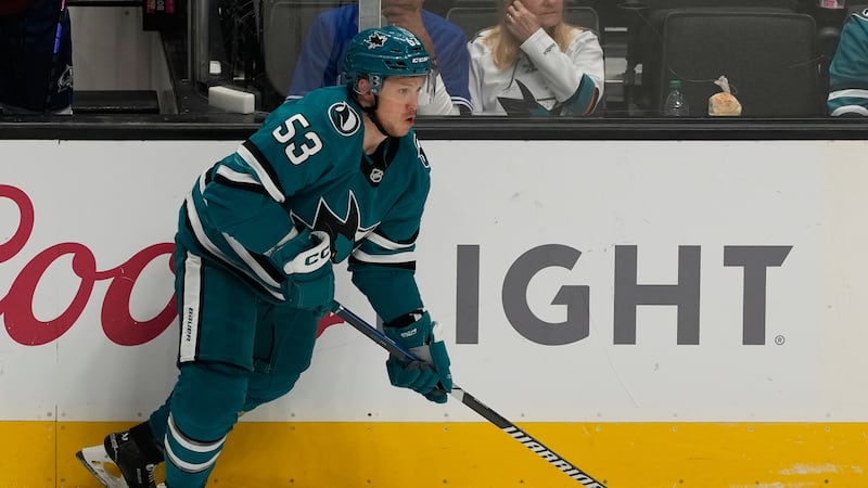 Veteran NHL F Skinner, released by Sharks last season, signs in Switzerland