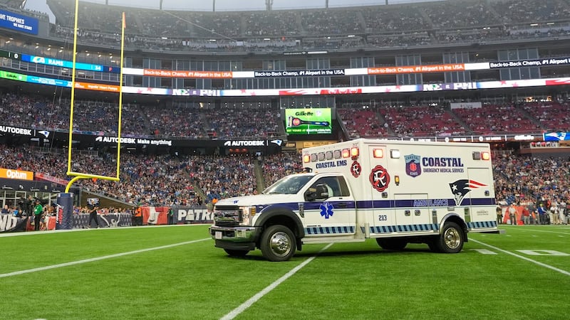 Eagles’ Jackson has movement after being taken off in ambulance following injury