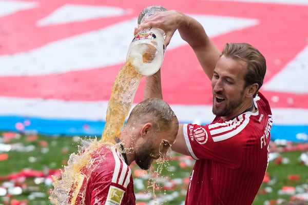 Bayern Munich finally receives Bundesliga trophy and celebrates