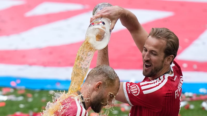 Bayern Munich finally receives Bundesliga trophy and celebrates