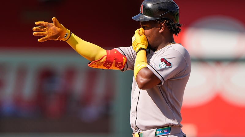 Diamondbacks plates five in the 10th after scoreless nine innings, hold on to beat Royals