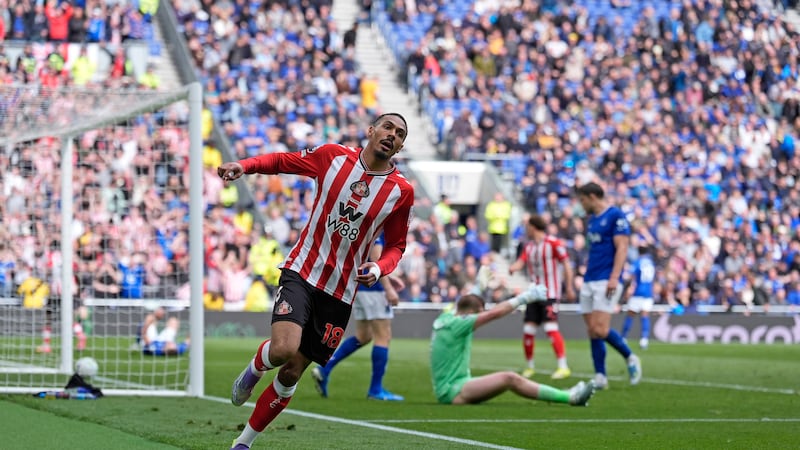 Sunderland boost European hopes with impressive win at Everton