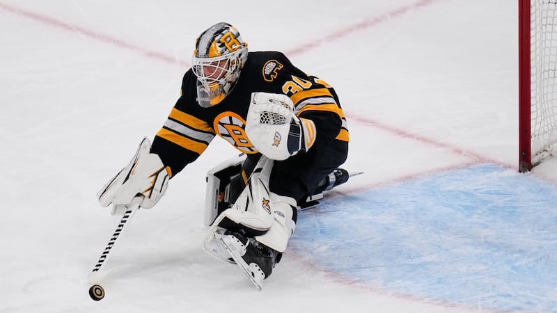 DiPietro has first career shutout, Pastrnak scores twice as Bruins beat Predators