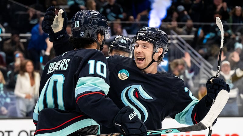 Samoskevich’s late goal lifts Kraken over Mammoth