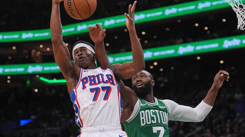 With a wink, 76ers rookie Edgecombe has quickly found his playoff footing