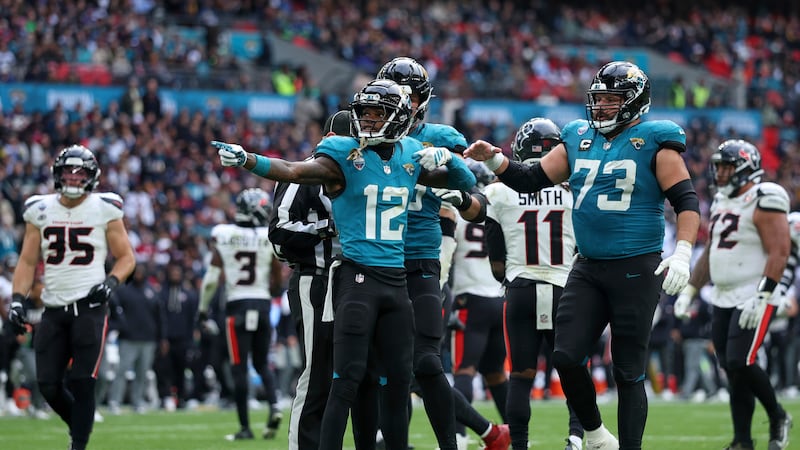 Hunter stars in Jaguars’ loss, is first with INT and TD catch since 2002