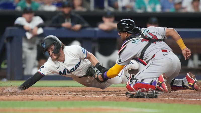 Marlins break game open game in eight to beat Diamondbacks