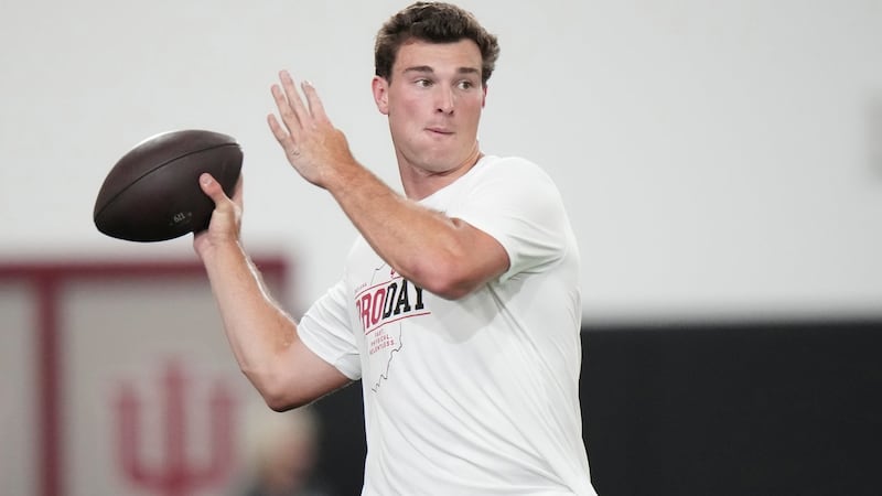 Expected No. 1 Mendoza puts on show at Indiana pro day