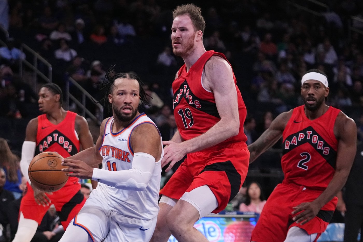Toront oRaptors fall to New York Knicks in NBA pre - season action