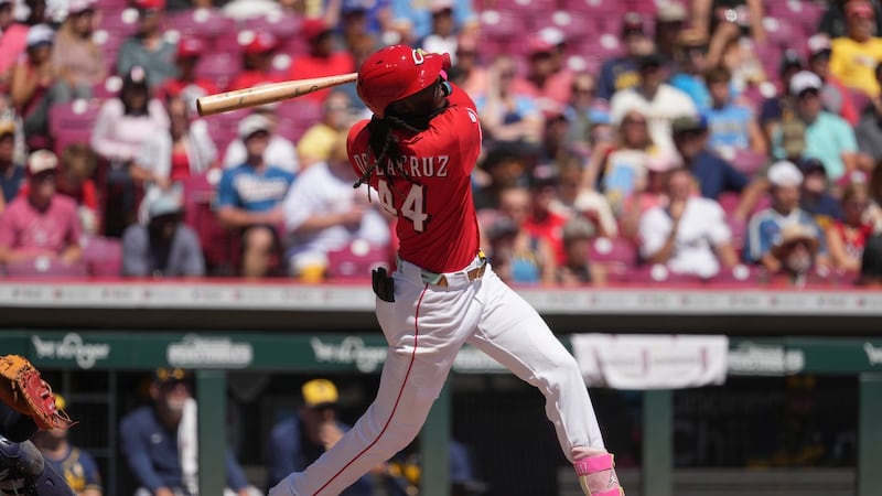 De La Cruz homers, drives in four runs to power Reds over league-best Brewers