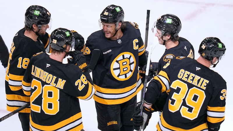 Pastrnak tallies four points in Bruins rout of Mammoth