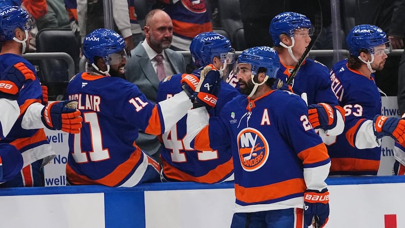 Palmieri scores twice as Islanders beat Canucks