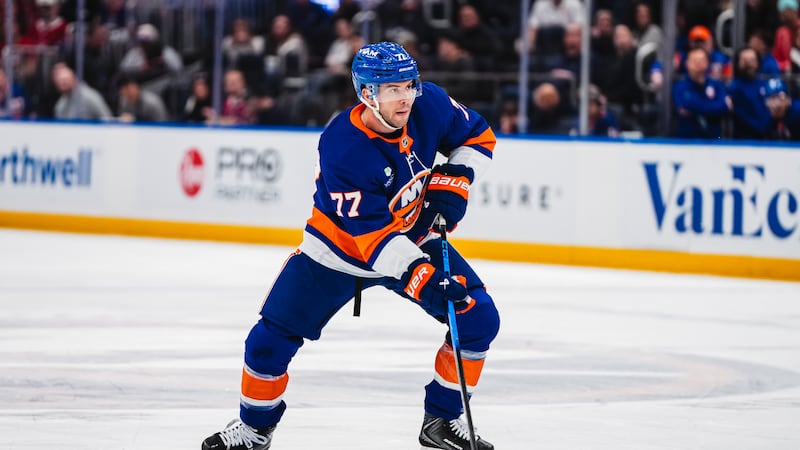 Islanders re-sign D DeAngelo to two-year deal, still in talks with pending UFA Lee