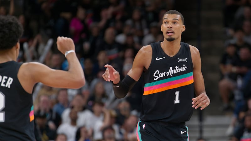 Spurs rock matching all-black suits before Game 1
