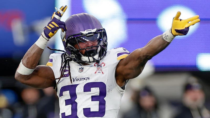 Vikings RB Jones avoids serious knee injury, day-to-day