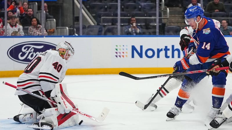 Horvat scores twice as Islanders beat Blackhawks
