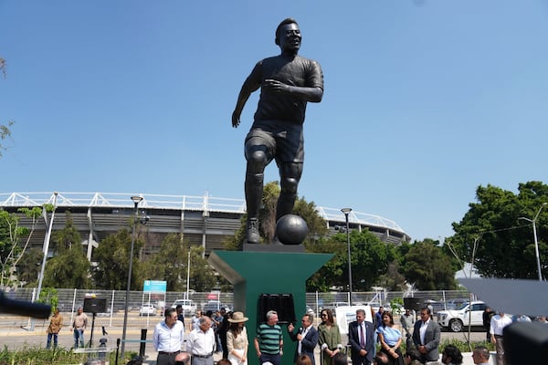 Towering statue of Pelé unveiled in Guadalajara ahead of the World Cup