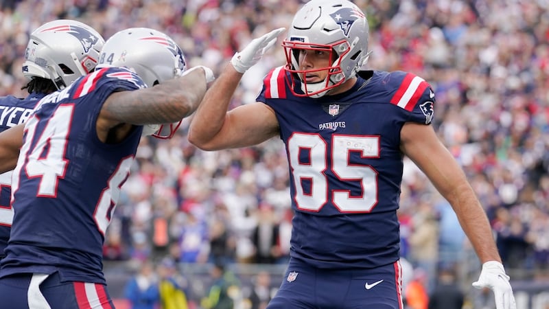 Reports: Patriots, TE Henry agree to two-year extension