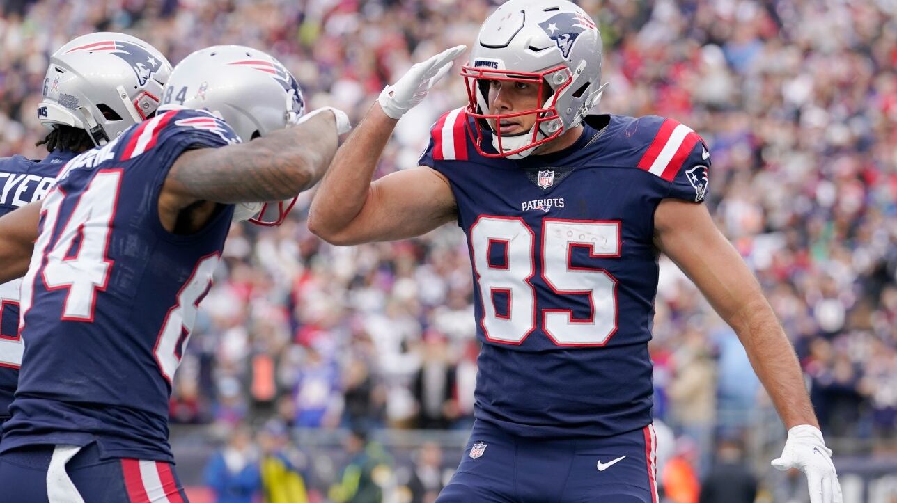 Sources : Patriots , TE Hunter Henry agree to 2 - year extension