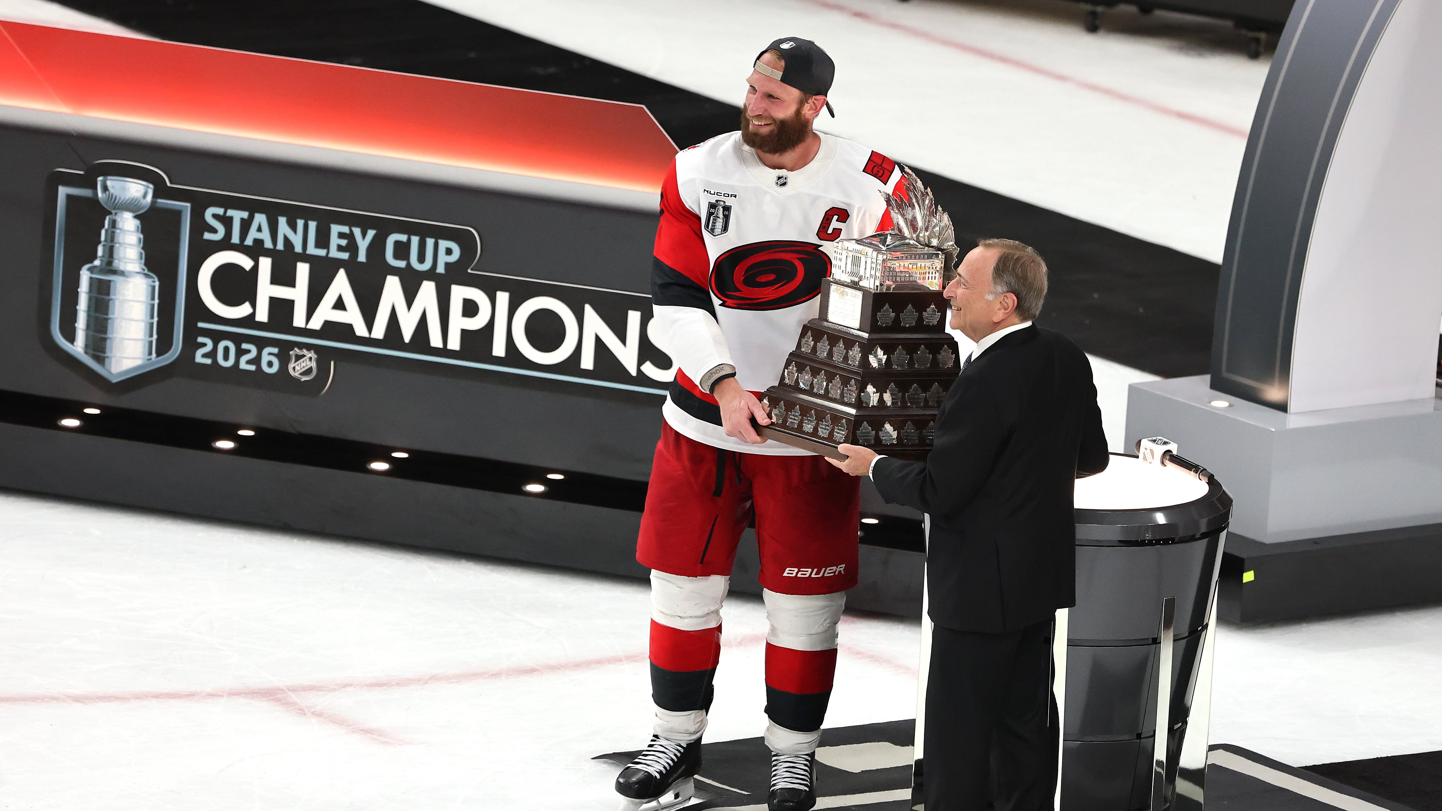 Jordan Staal et Gary Bettman lors de la remise du trophée Conn Smythe