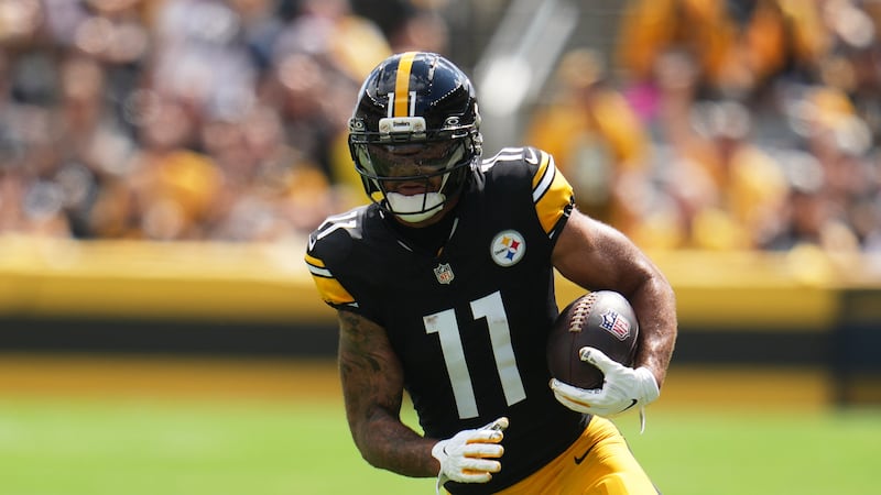 Steelers receiver Pittman aggravates foot, out weeks