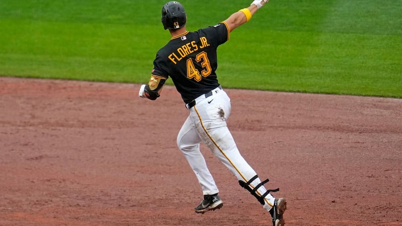 Flores Jr. hits go-ahead homer in eighth as Pirates rally for win over Royals
