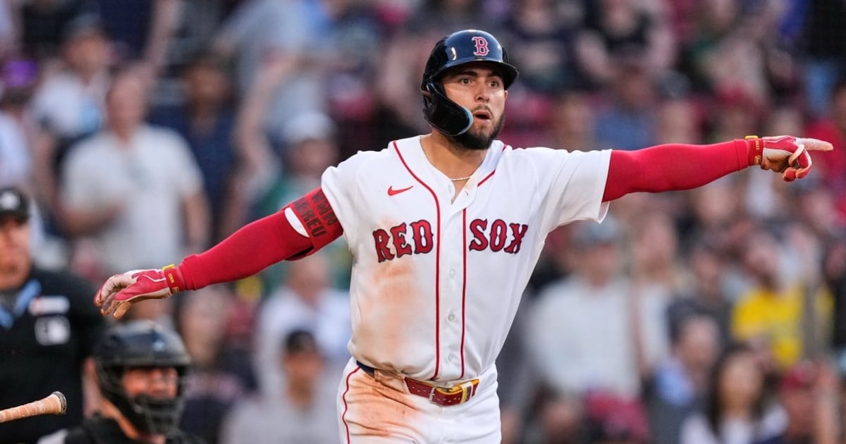Red Sox, Orioles split Fenway series