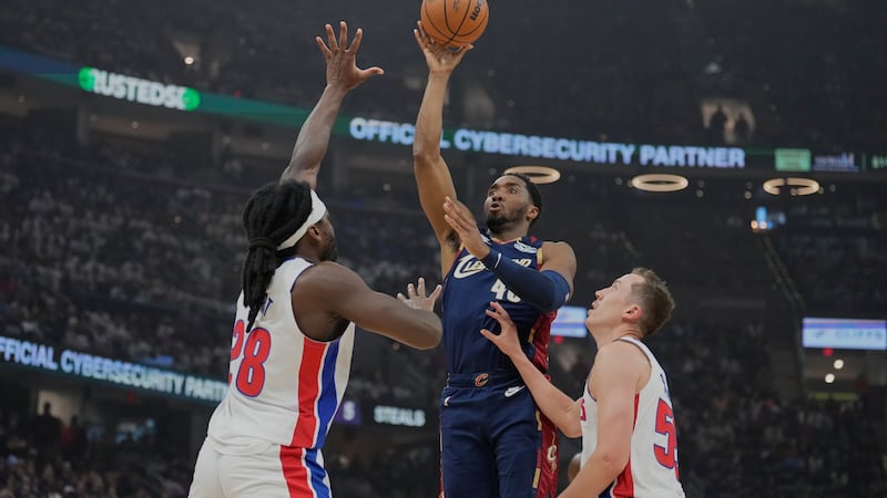 Mitchell ties NBA playoff mark with 39 points in 2nd half as Cavs even series vs. Pistons