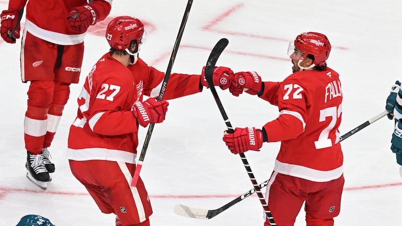 Raymond scores in shootout as Red Wings rally for win over Sharks