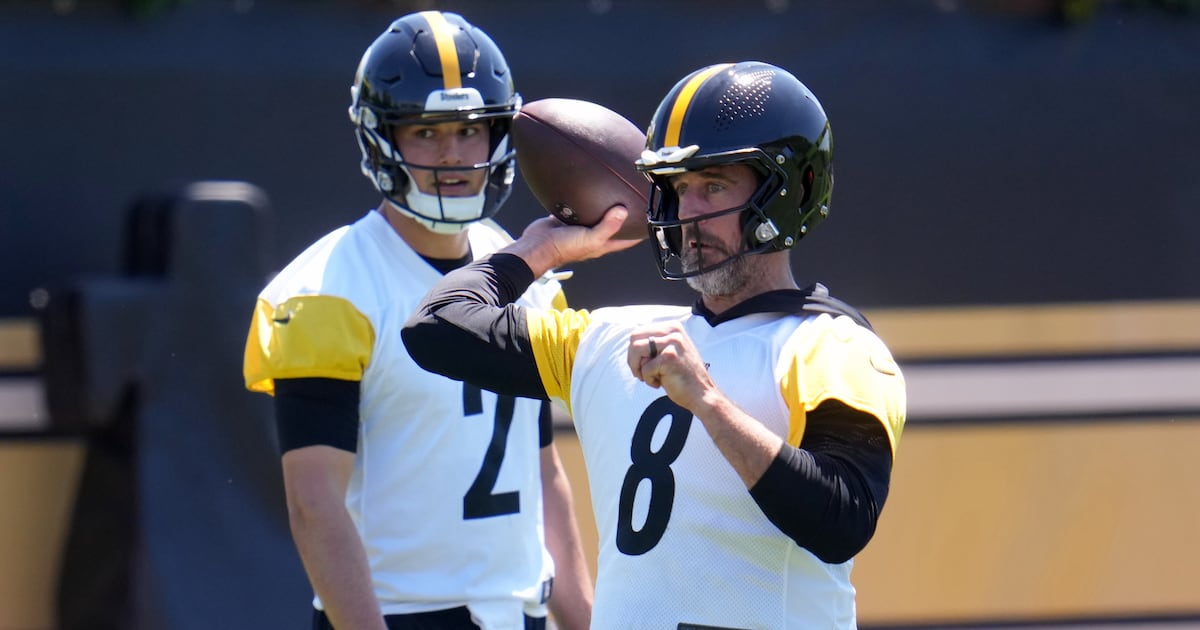 Steelers' O-line shuffle an attempt to protect Rodgers
