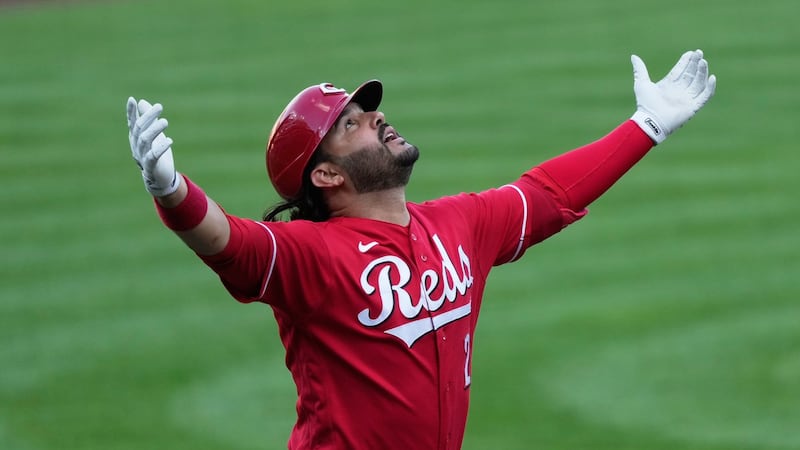 Suárez homers twice and drives in six to back Burns as Reds rout Mets