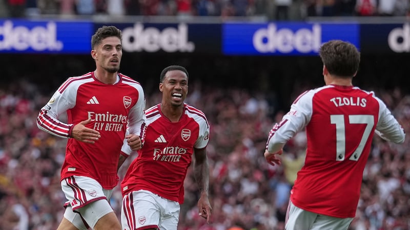 Arsenal come from behind to beat Chelsea and maintain perfect start in London derby