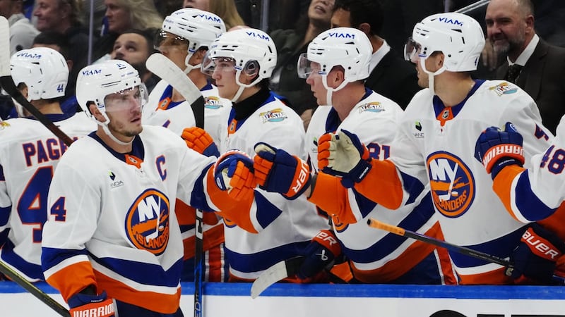 Horvat, Islanders hand Maple Leafs third straight loss