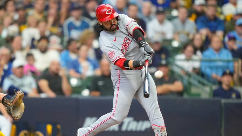 Suárez hits a 3-run homer to lift Reds past Brewers and avoid a winless road trip