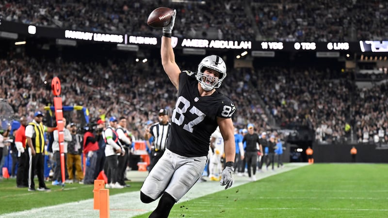 Raiders TE Mayer gets three-year, $45M extension