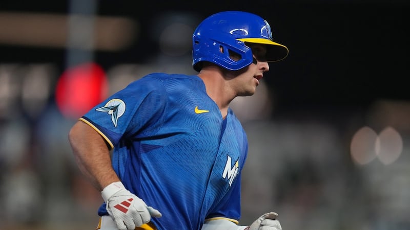 Lee homers, Twins score four runs in the sixth in win over Royals