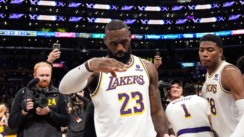 76ers celebrate LeBron’s arrival with coronation fit for King