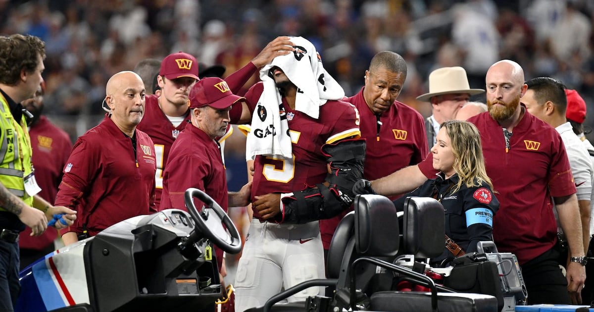 Commanders QB Jayden Daniels suffers dislocated left elbow