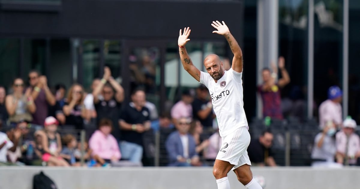 Columbus Crew fire reserve coach Higuaín after incident with female referee
